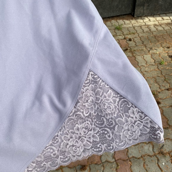 Lavender dress with lace cut - Picture 3 of 6